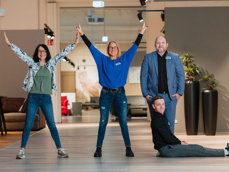 Teamfoto mit vier Mitarbeiter von Polster XXL